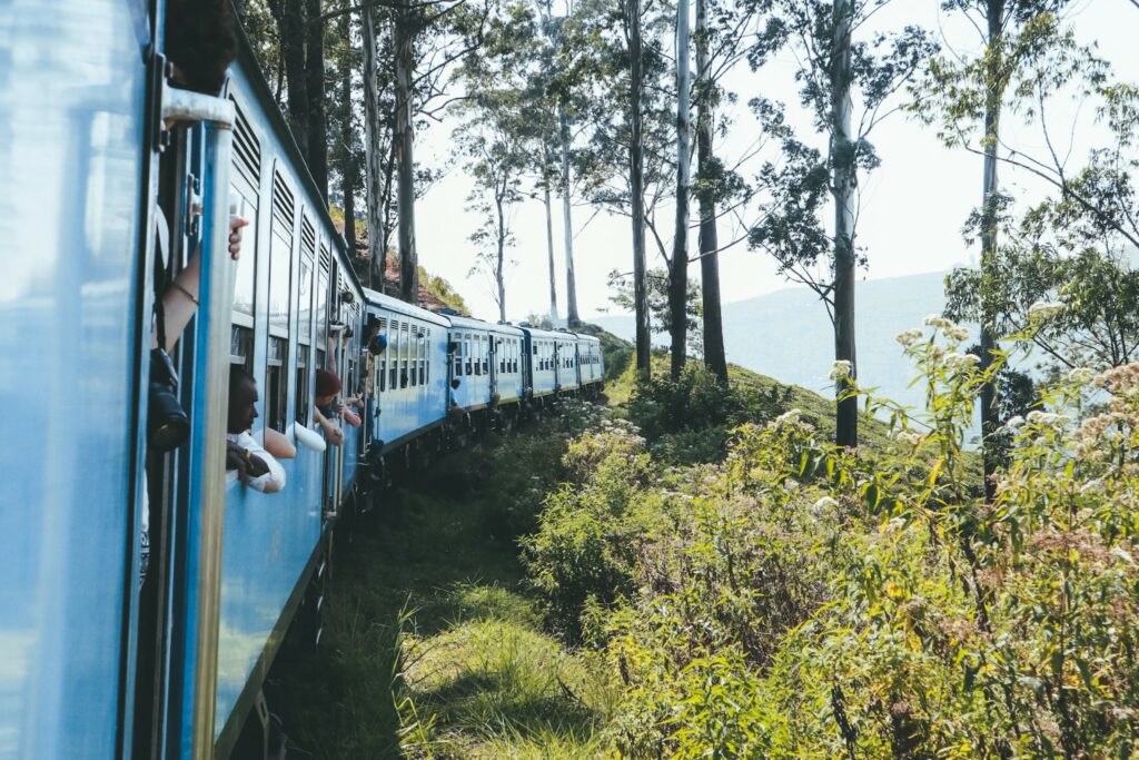 Tipp für warme Reiseziele im März: Sri Lanka. Zugfahrt von Kandy nach Ella