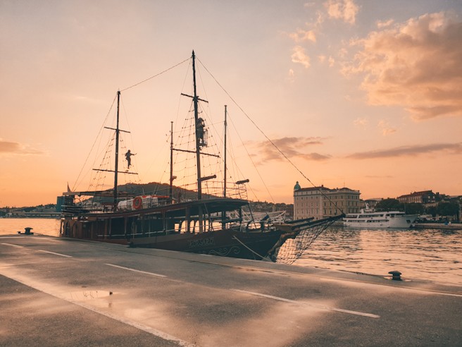 Segelschiff am Hafen von Hvar