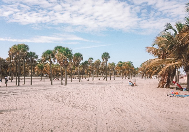 Key Largo Beach, Florida. Heller und breiter Sandstrand südlich von Miami