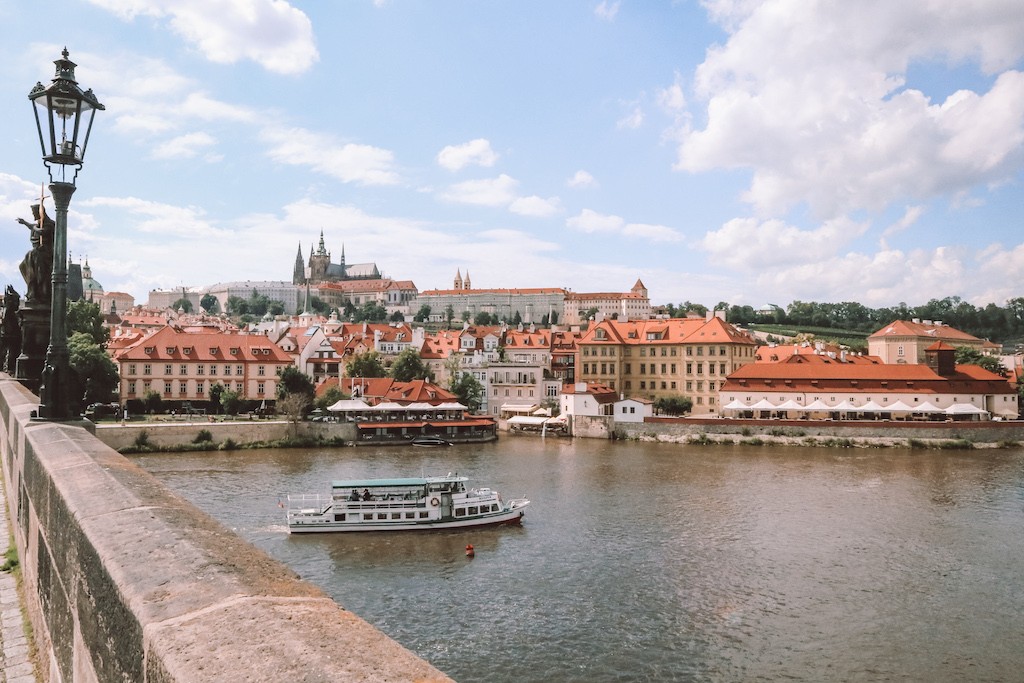 Ausblick von der Karlsbrücke auf Prag