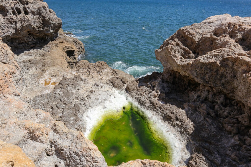 Grüner Pool bei Algar Seco, Algarve