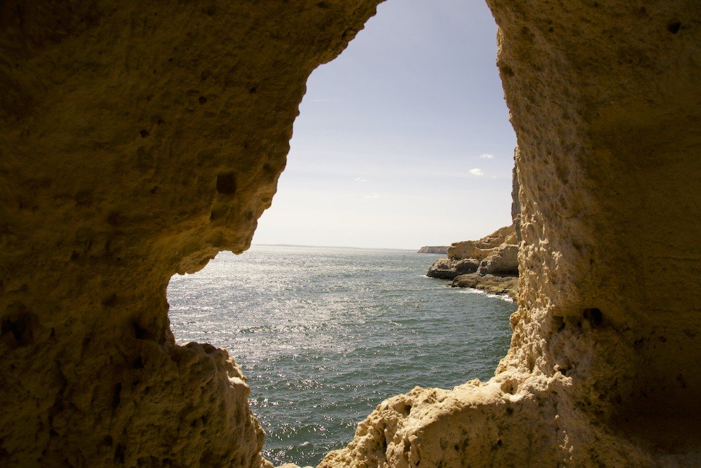 Ausblick aus einer Felshöhle beim Algar Seco Aussichtspunkt an der Algarve