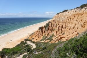 Spektakulärer Blick auf Meer und Felsen am Strand Praia de Galé Fontainhas