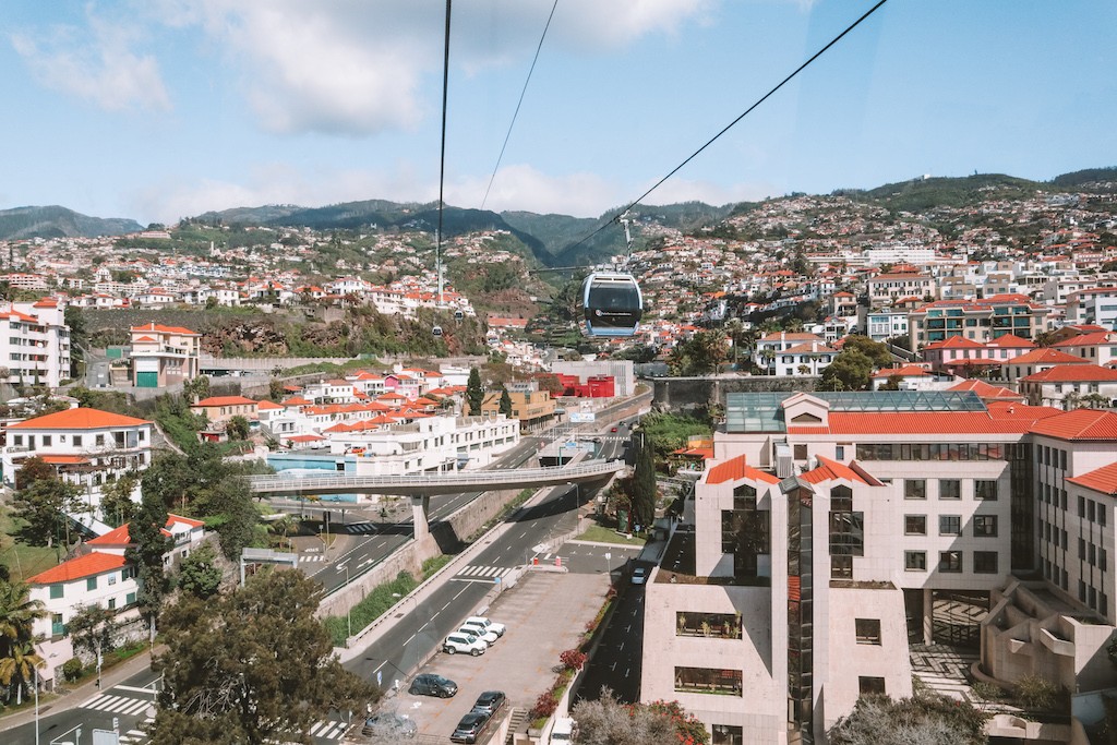 Mit der Seilbahn von Funchal nach Monte fahren