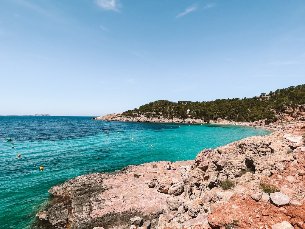 Traumhafter Strand Cala Saladeta bei San Antonio, Ibiza
