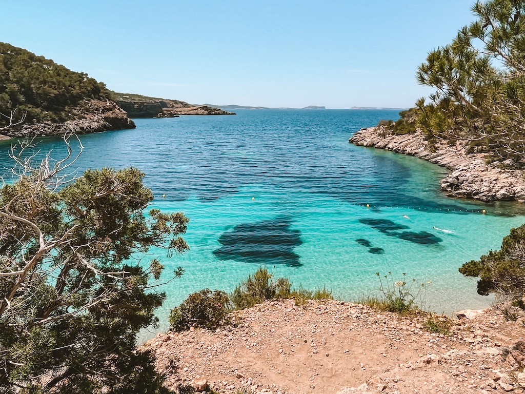 Türkisblaue Bucht beim Cala Salada Strand auf Ibiza