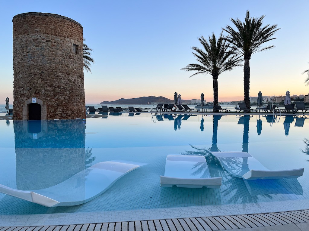 Sonnenuntergang am Pool in Ibiza