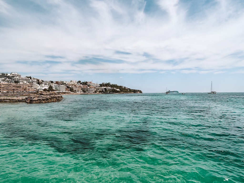Grün-blaues Wasser am Strand Playa de Ses Figueretes, Ibiza