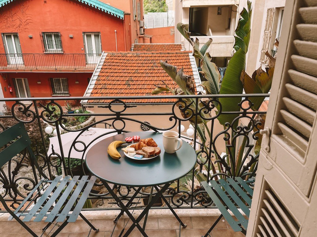 Frühstück auf dem Balkon im Excelsior Hotel Nizza
