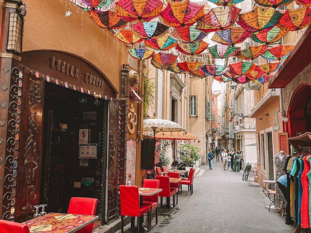 Straße mit bunten Regenschirmen in der Altstadt von Nizza
