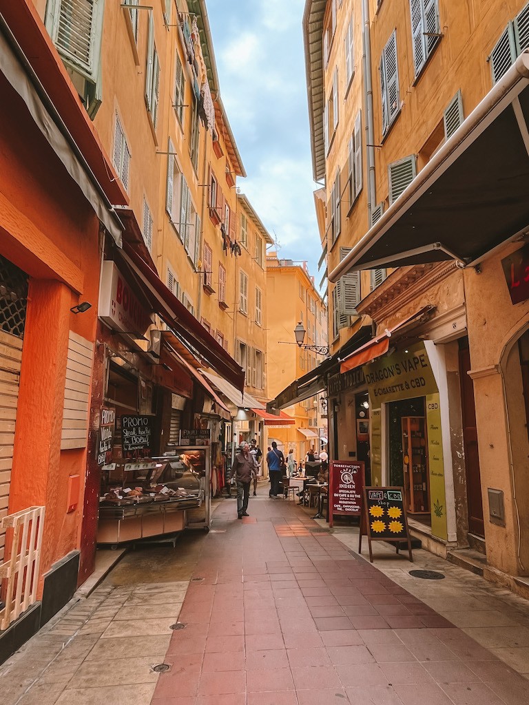 Schmale Gasse in der Altstadt von Nizza