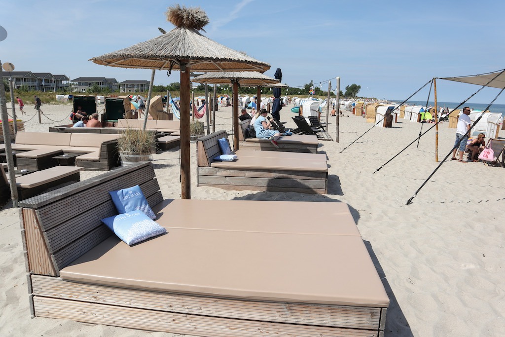 Strandbetten bei der Deck7 Strandbar in Heiligenhafen