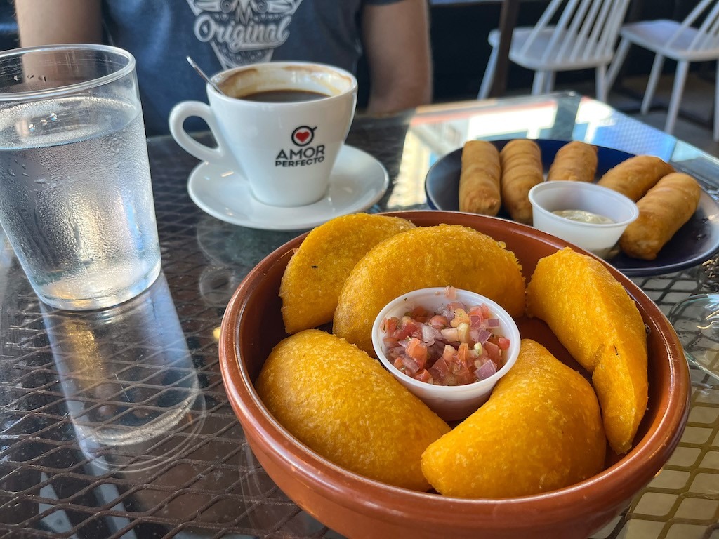 Empanadas im Mika Baza Café