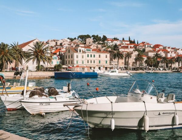 Hafen auf der Insel Hvar, Kroatien