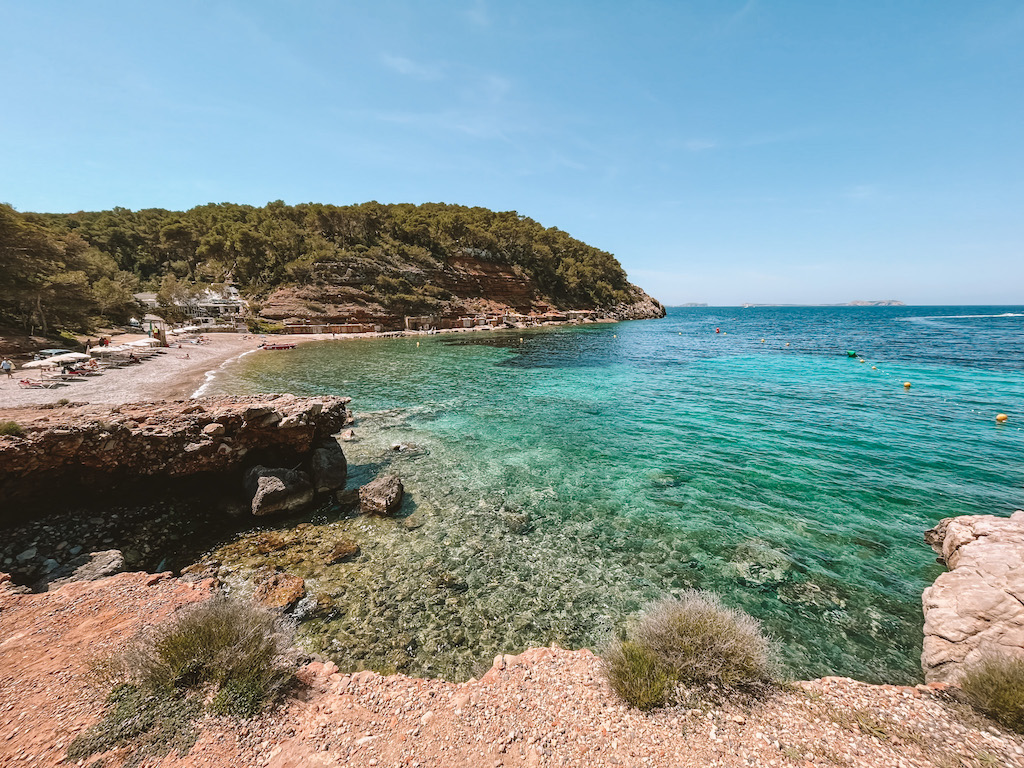 Ibiza Strände: Glasklares Wasser am Cala Salada bei San Antonio, Ibiza