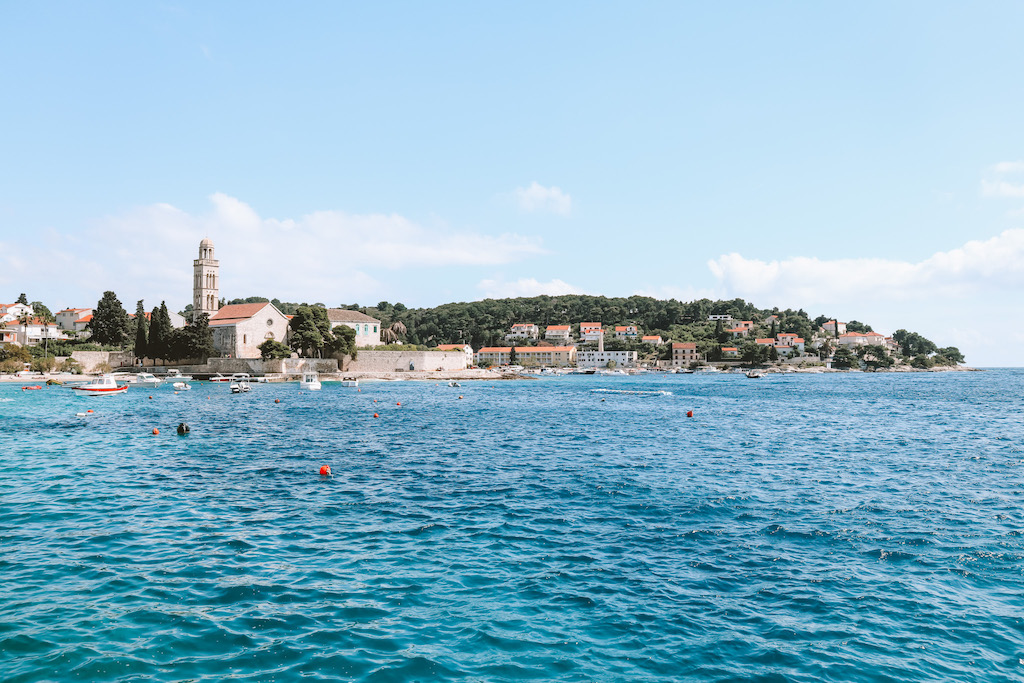 Ausblick auf die Adria Küste von Hvar, Kroatien