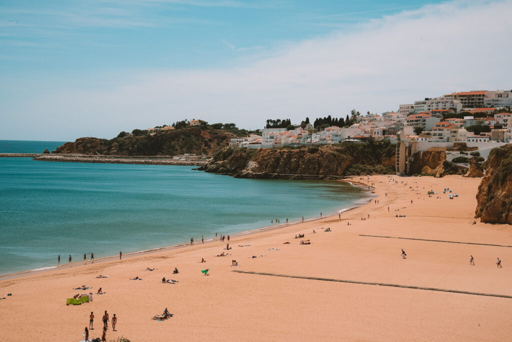 Albufeira Strand, beliebter Strand an der Algarve in Portugal