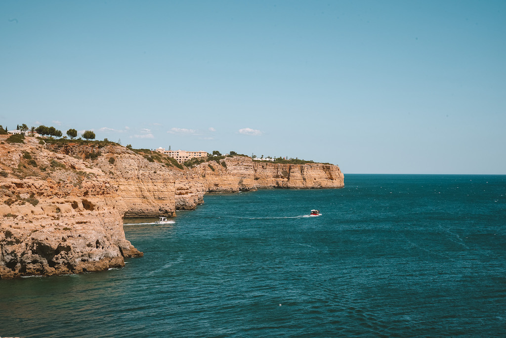 Ausblick auf die Felsformationen und das Meer an der Algarve