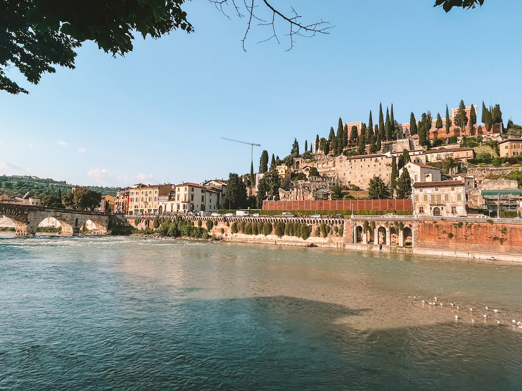 Ausblick vom Flussufer auf das Castel San Pietro