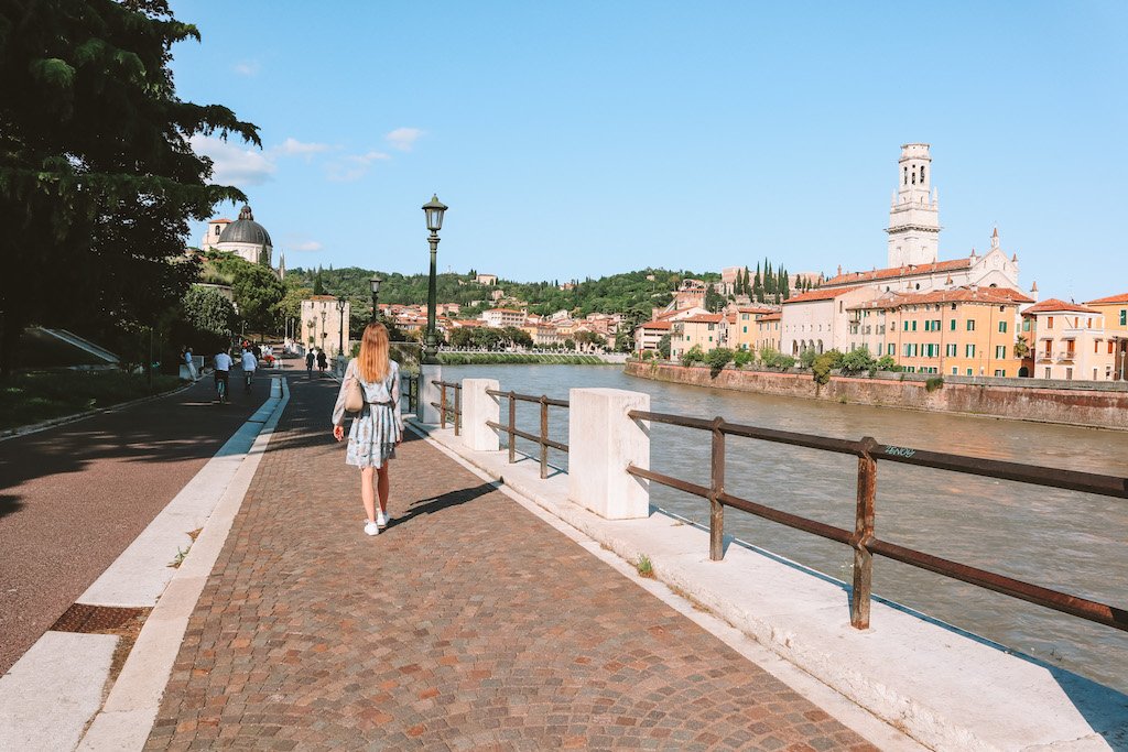Flanieren am Flussufer in Verona