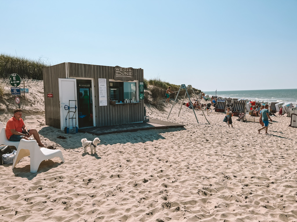 Tagesausflug nach Norderney: Weisse Düne Kiosk am Strand