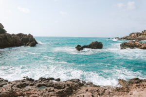 Türkisfarbenes Wasser am Strand Cala Olivera in Ibiza