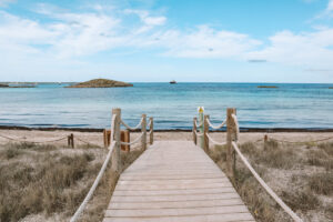 Platja de Ses Illetes auf Formentera. Türkisblaues Wasser und heller Sandstrand.
