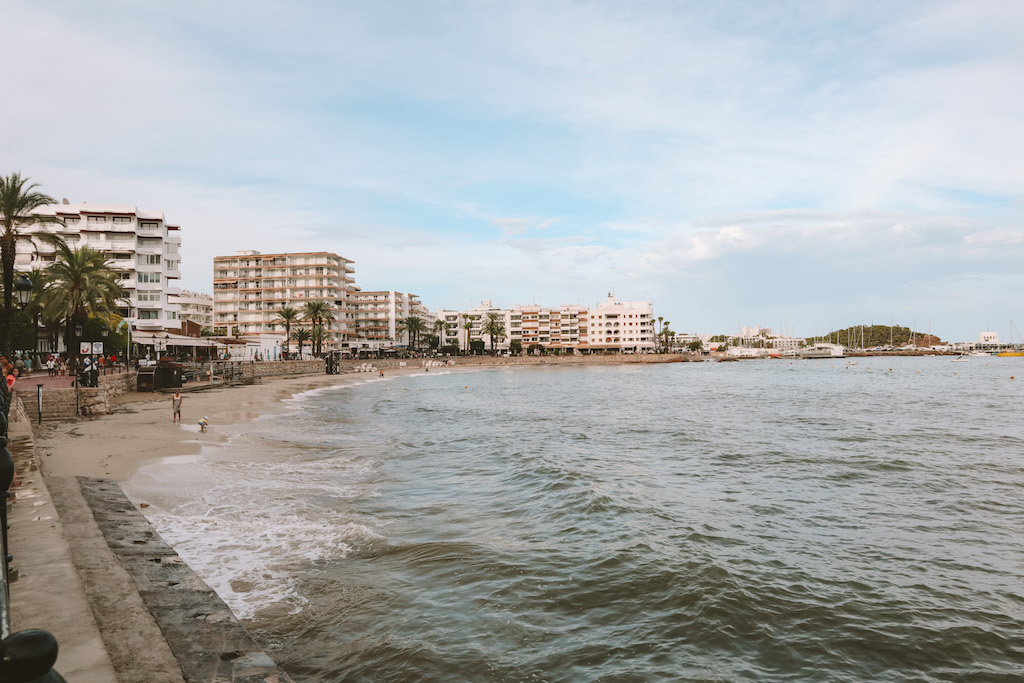 Santa Eulària Strand auf Ibiza