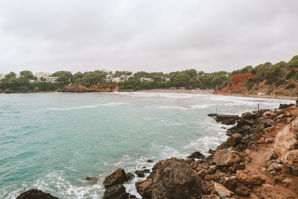 Cala Llenya, ruhiger Strand im Nordosten von Ibiza