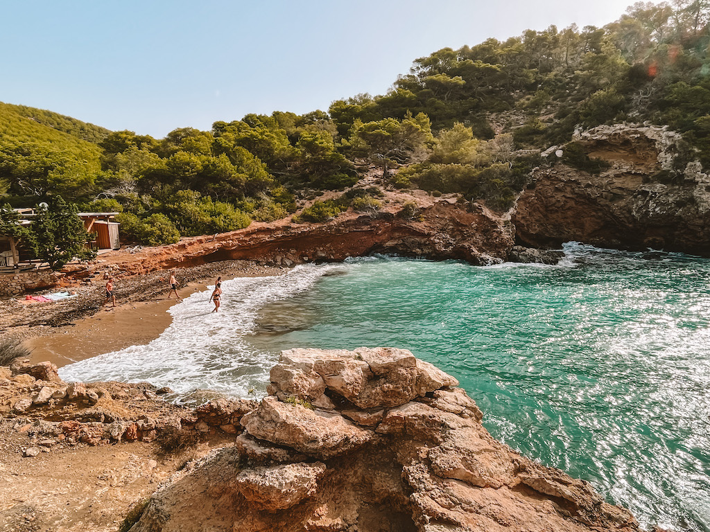 Ruhig gelegener Strand Cala Olivera, Ibiza