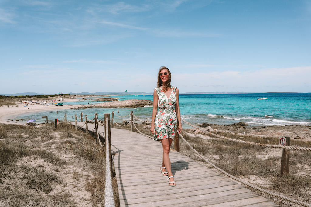 Strandpromenade und leuchtend türkisfarbenes Meer auf Formentera