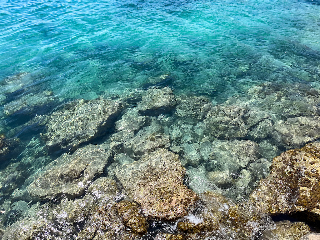 Glasklares Wasser beim Strand Playa de Ses Figueretes auf Ibiza
