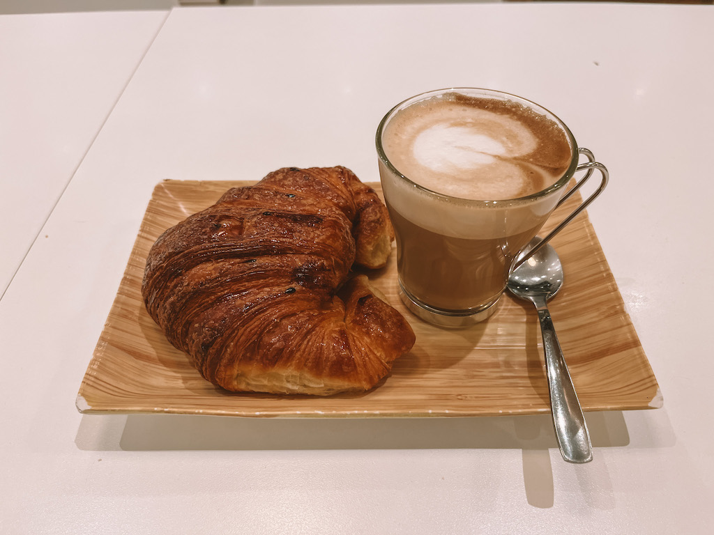 Kaffee und Croissant im Cas Forner Café, Santa Eularia