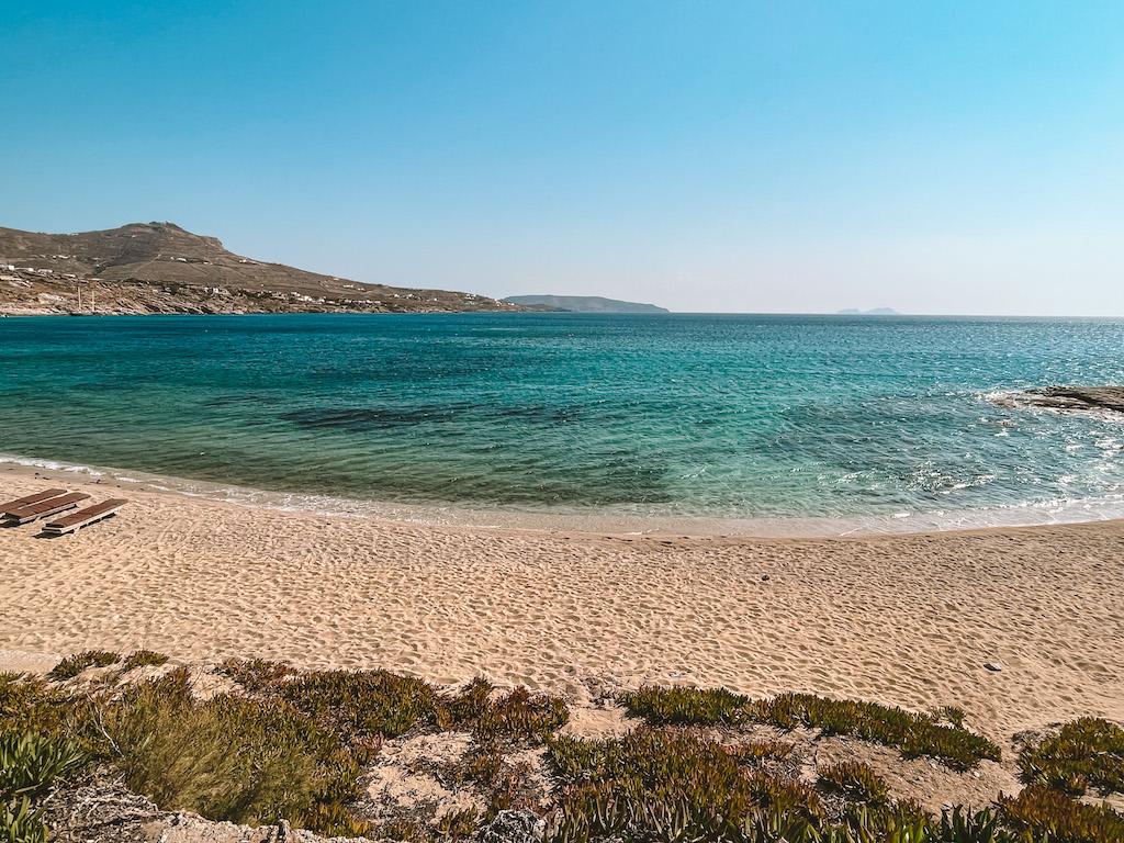 Mykonos Sehenswürdigkeiten: Bucht mit azurblauem Wasser am Kalifati Strand