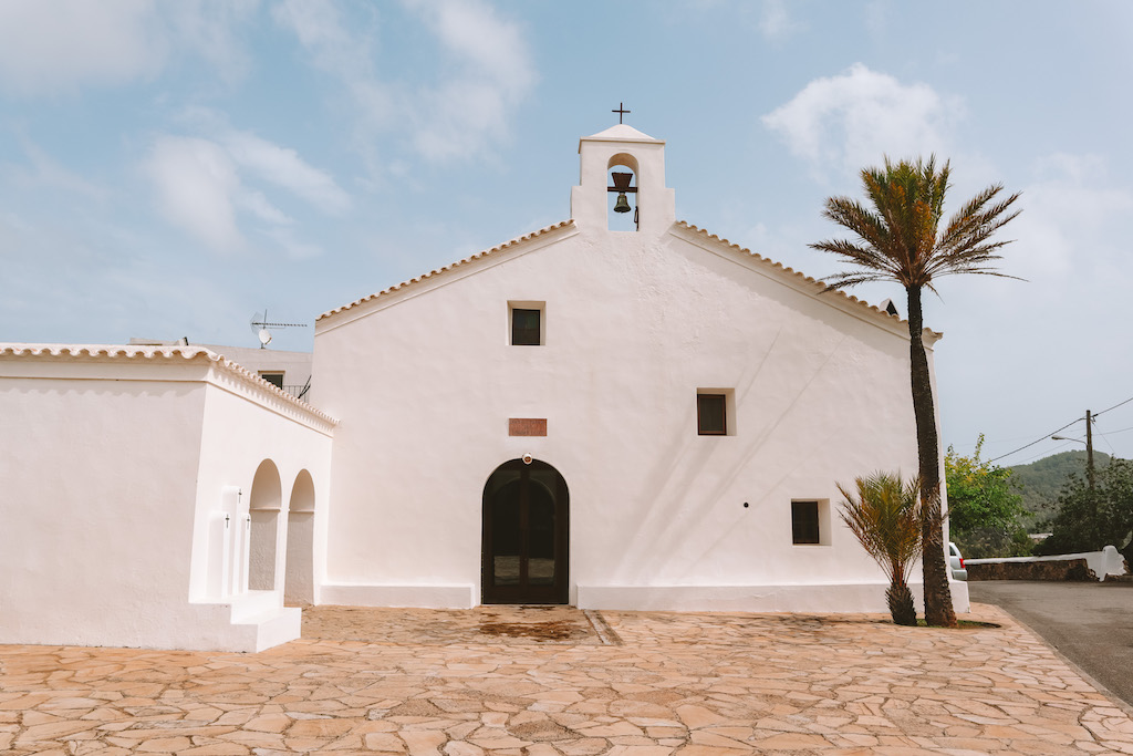 Weisse Kirche mit einer Palme davor, Sant Vicent de sa Cala, Ibiza