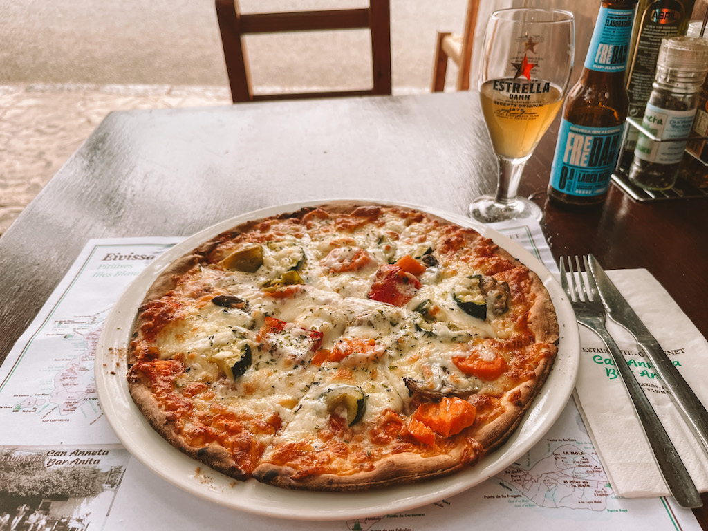 Vegetarische Pizza in der Bar Anita, Sant Carles