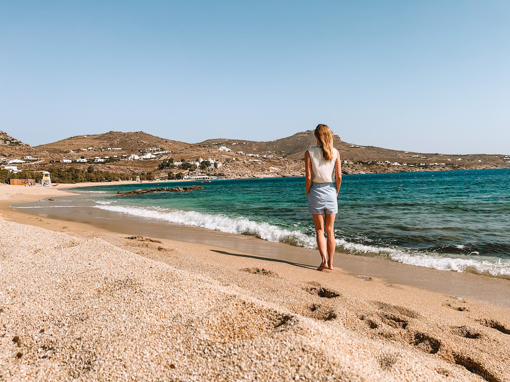 Spazieren gehen am ruhigen Kalafati Strand auf Mykonos