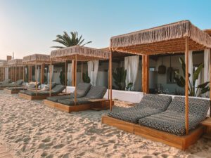 Strandbetten am Ornos Beach, Mykonos