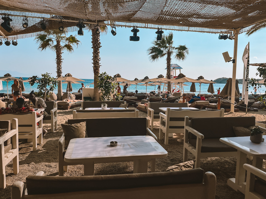 Mykonos Sehenswürdigkeiten: Paradise Beach Bar, berühmter Strand auf Mykonos