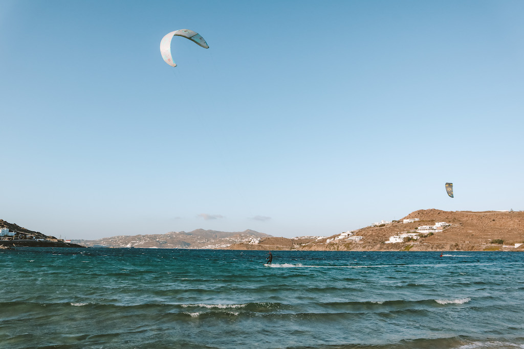Windsurfer am Paralia Korfos Strand auf Mykonos