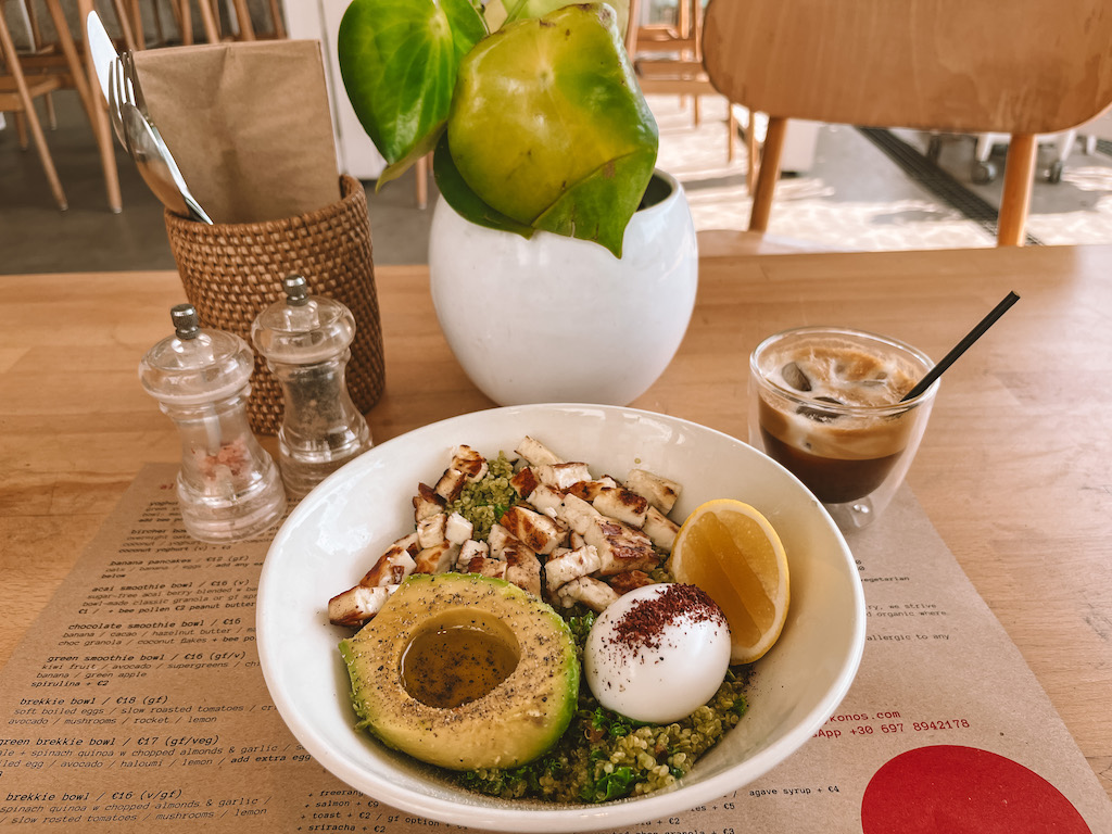Salat mit Quinoa, Avocado, Ei und Haloumi Käse im Café Bowl auf Mykonos
