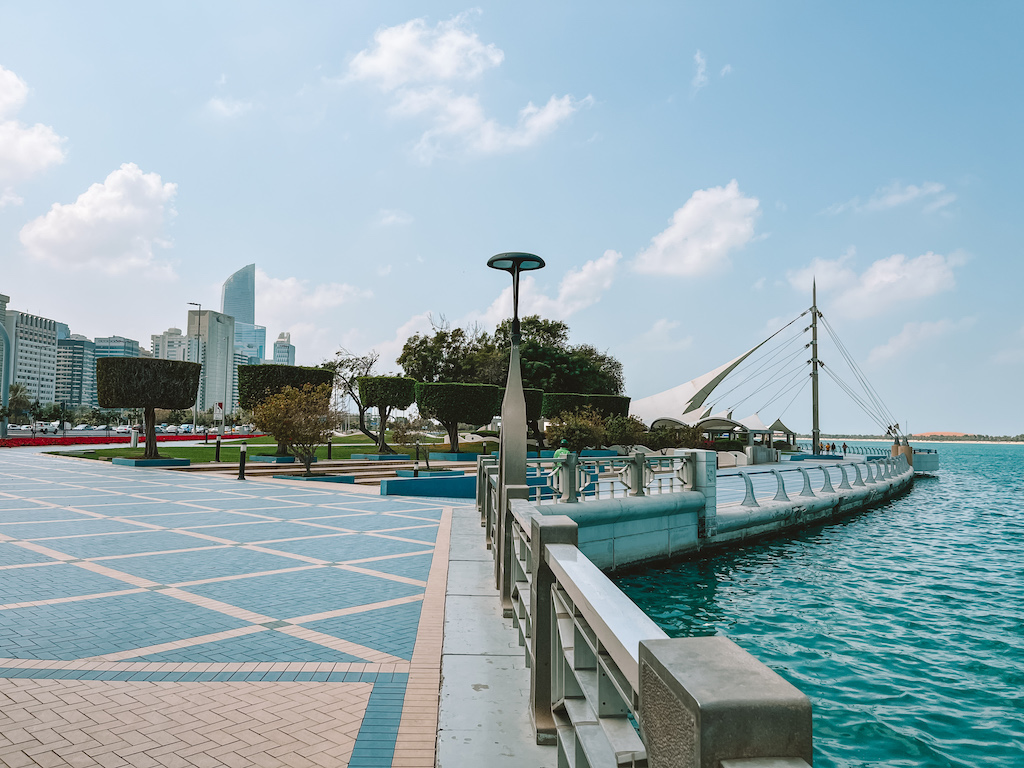 Abu Dhabi Sehenswürdigkeiten: Corniche Promenade, breite Promenade entlang des Meers
