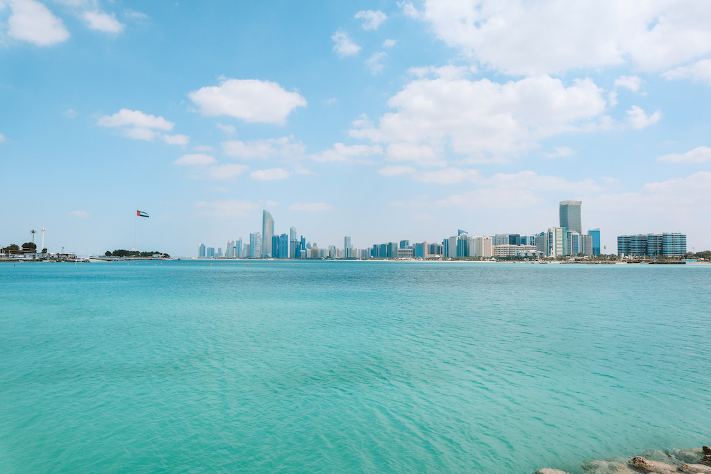 Ausblick auf die Abu Dhabi Skyline, umgeben vom türkisblauen Merr