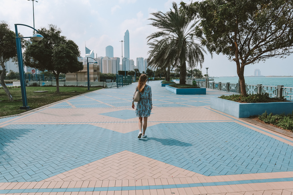 Spaziergang entlang der Corniche Promenade in Abu Dhabi
