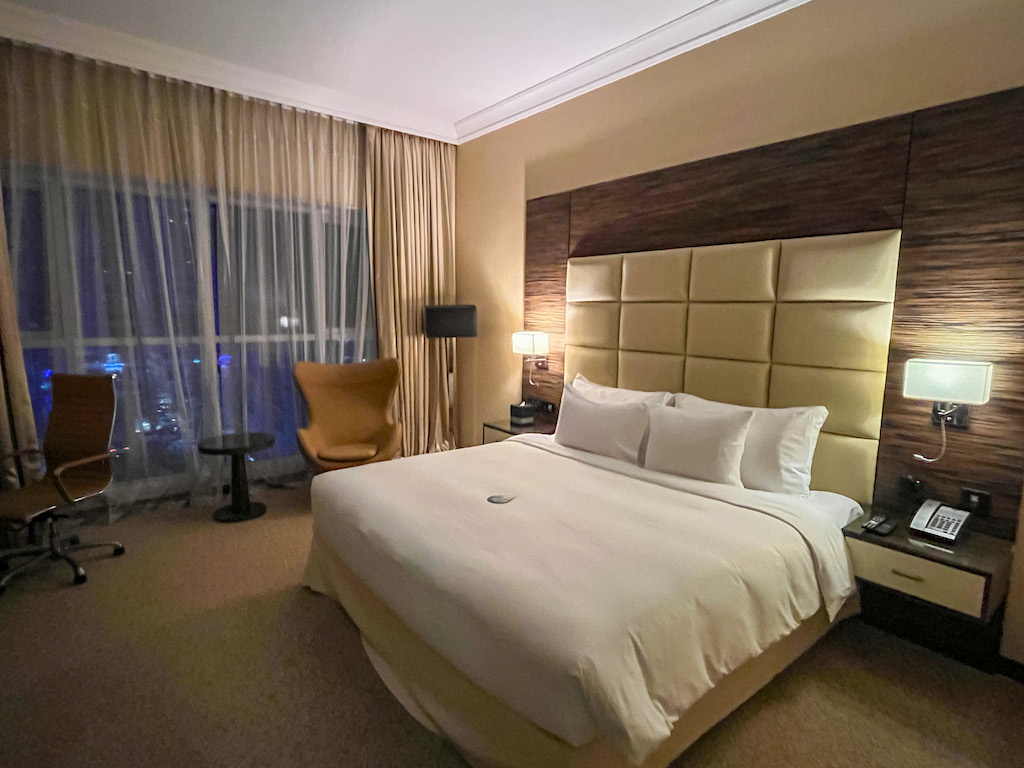 Kingsize Bett im Jannah Hotel, Abu Dhabi
