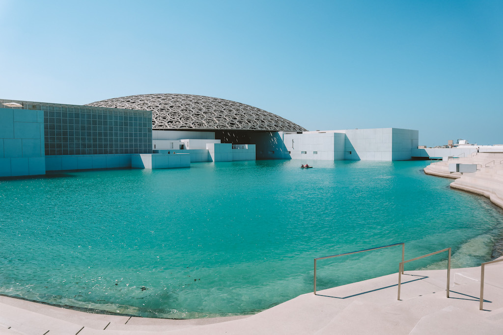 Abu Dhabi Louvre umgeben von türkisfarbenem Wasser