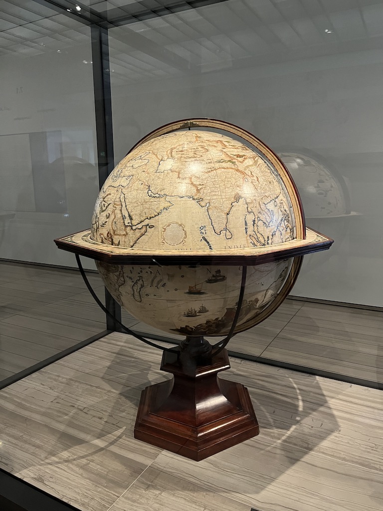 Globus im Louvre Abu Dhabi