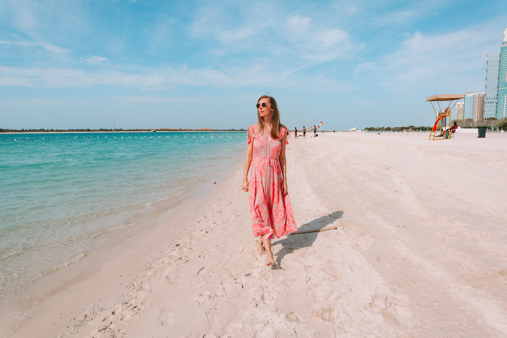 Spaziergang am Abu Dhabi Beach, heller Sandstrand und türkisblaues Merr