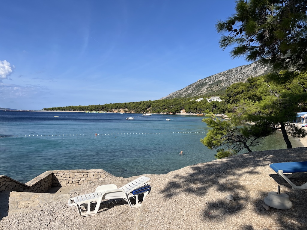 Kleine Bucht an der Küste von Bol, Brač