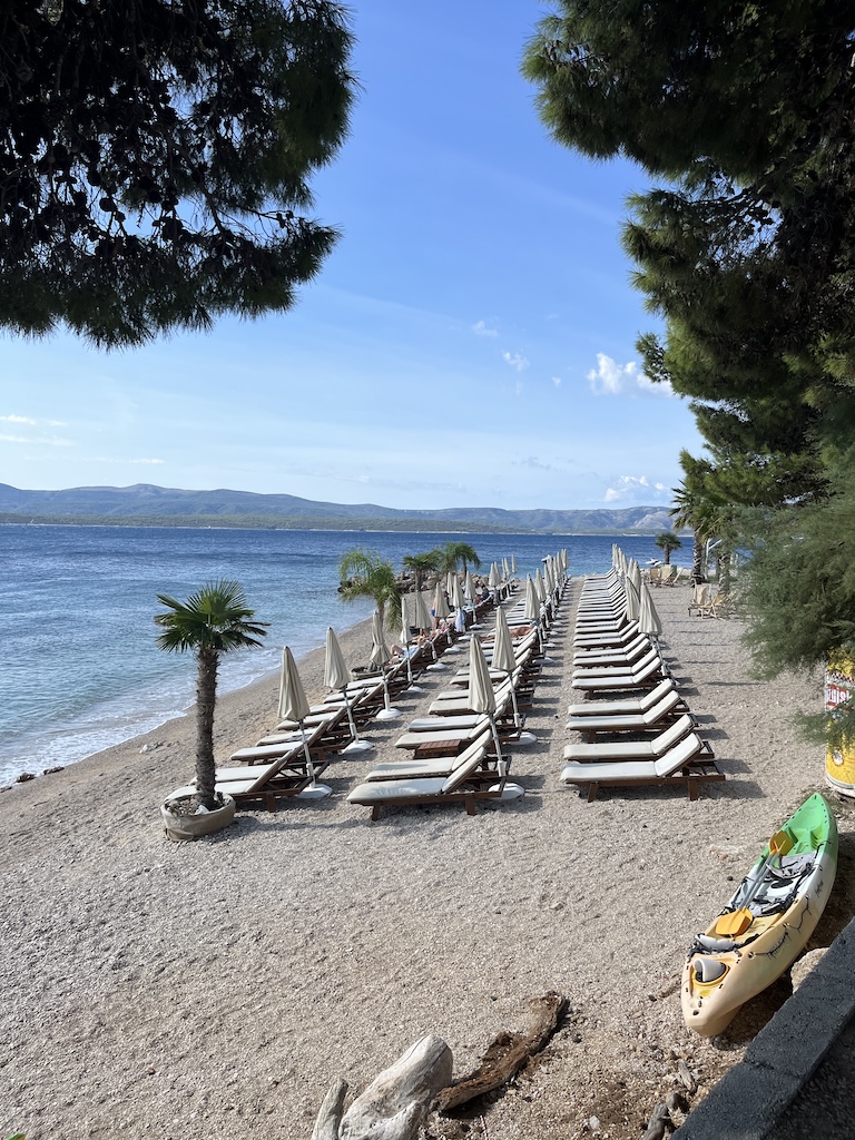 Kleiner Strand an der Küste von Bol